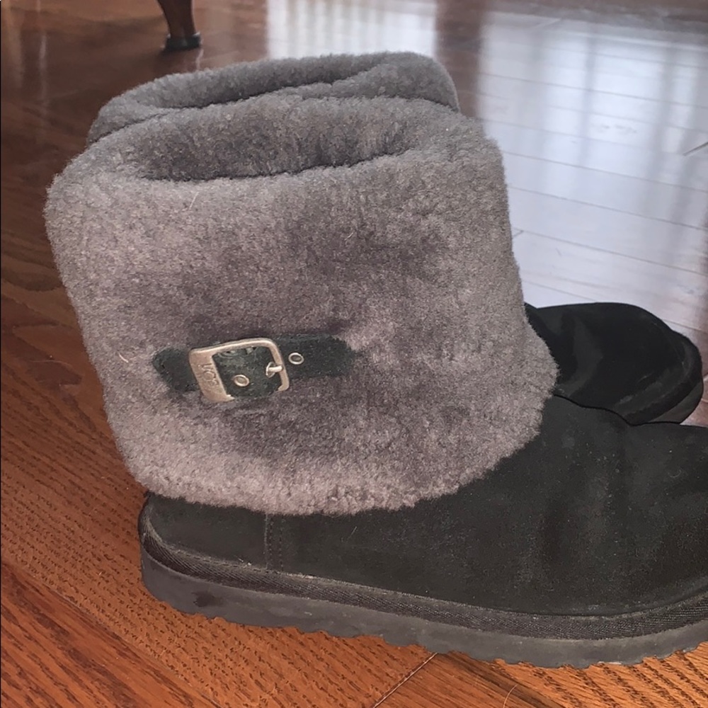 UGGS - Picture 2 of 4